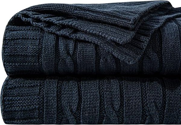 Cable knit throw – space themed boys room ideas
