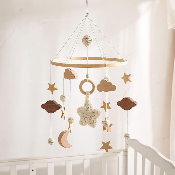 Felt-ball crib mobile – cozy nursery ideas